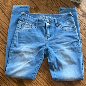 Size 7 Junior Wallflower Skinny Jeans